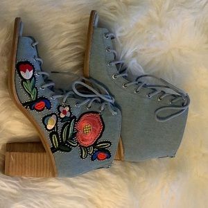 RARE find!! Jeffrey Campbell Floral Ankle bootie